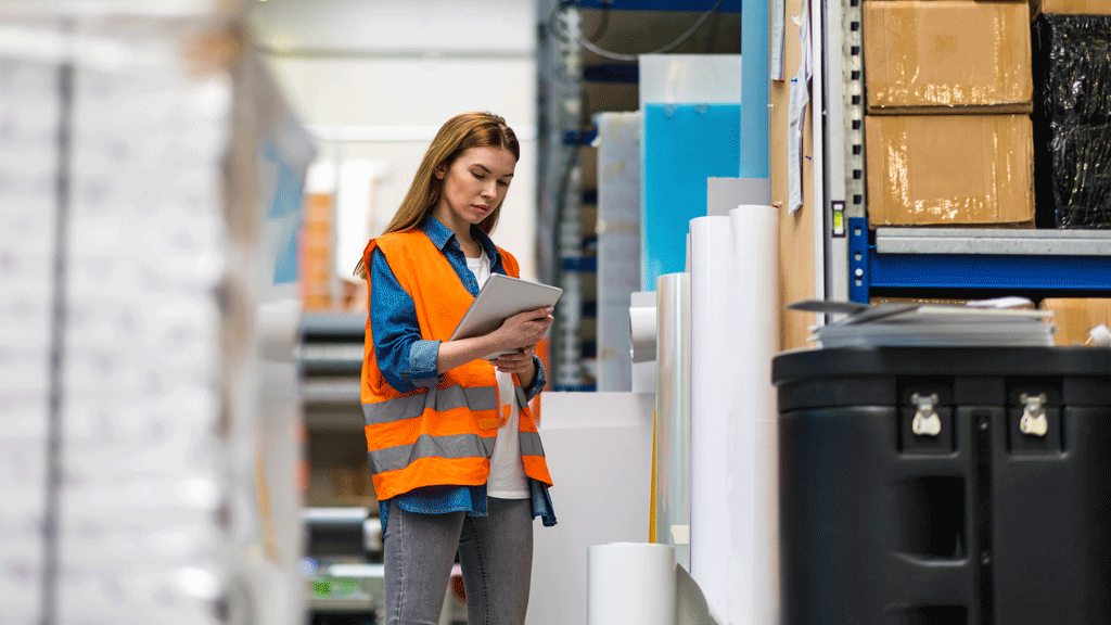 Préparateurs de commandes portant des vestes techniques rafraîchissantes en entrepôt logistique