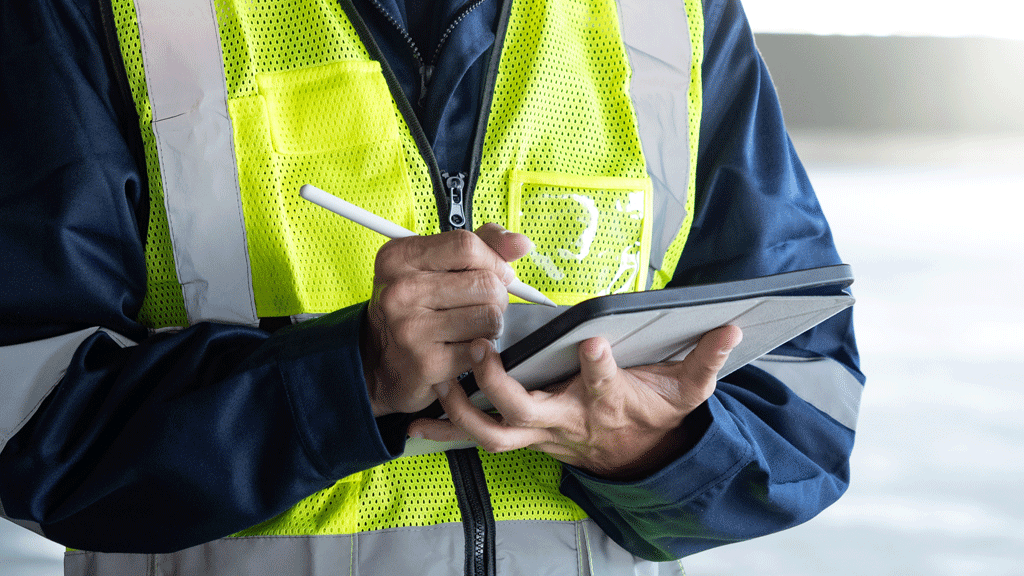 Gros plan textile technique rafraîchissant avec gouttelettes d'eau en évaporation