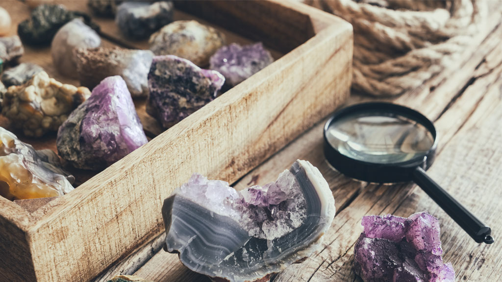 Plateau de pierres semi-précieuses montrant des variations de qualité entre améthystes et agates