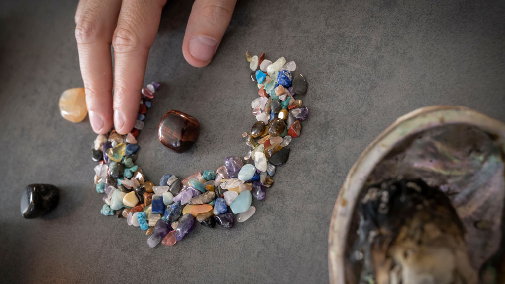 Bureau de gemmologue avec équipement d'expertise et documents de certification pierres