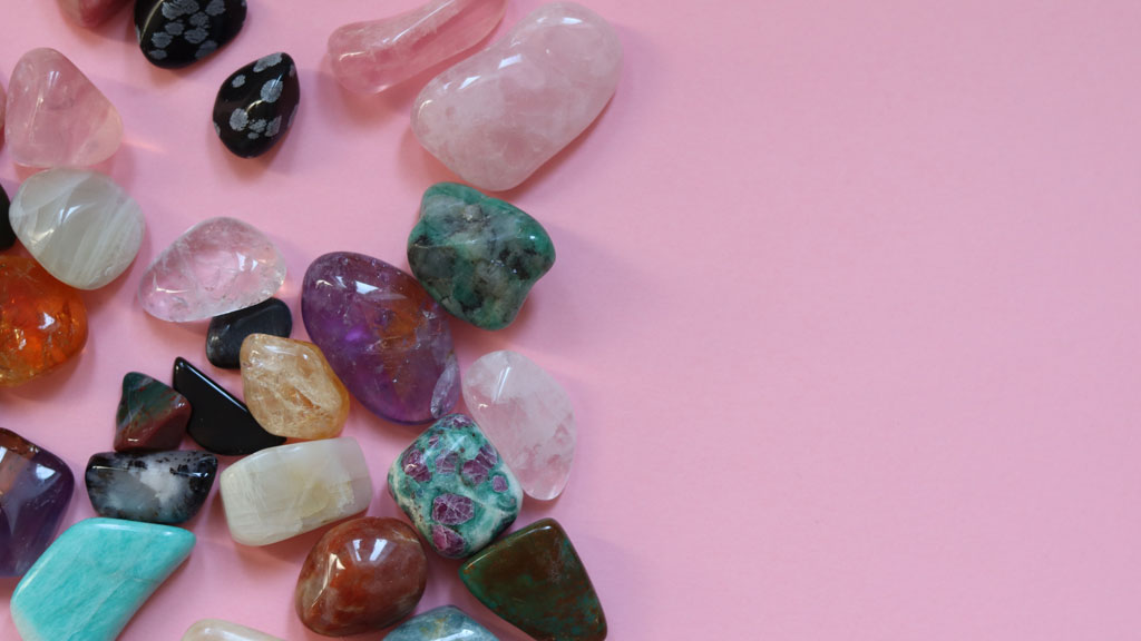 Petit colis ouvert contenant des échantillons de pierres semi-précieuses en sachets